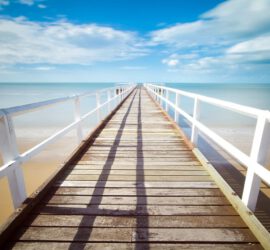 Eine Brücke mit schönem blauen Himmel im Hintergrund